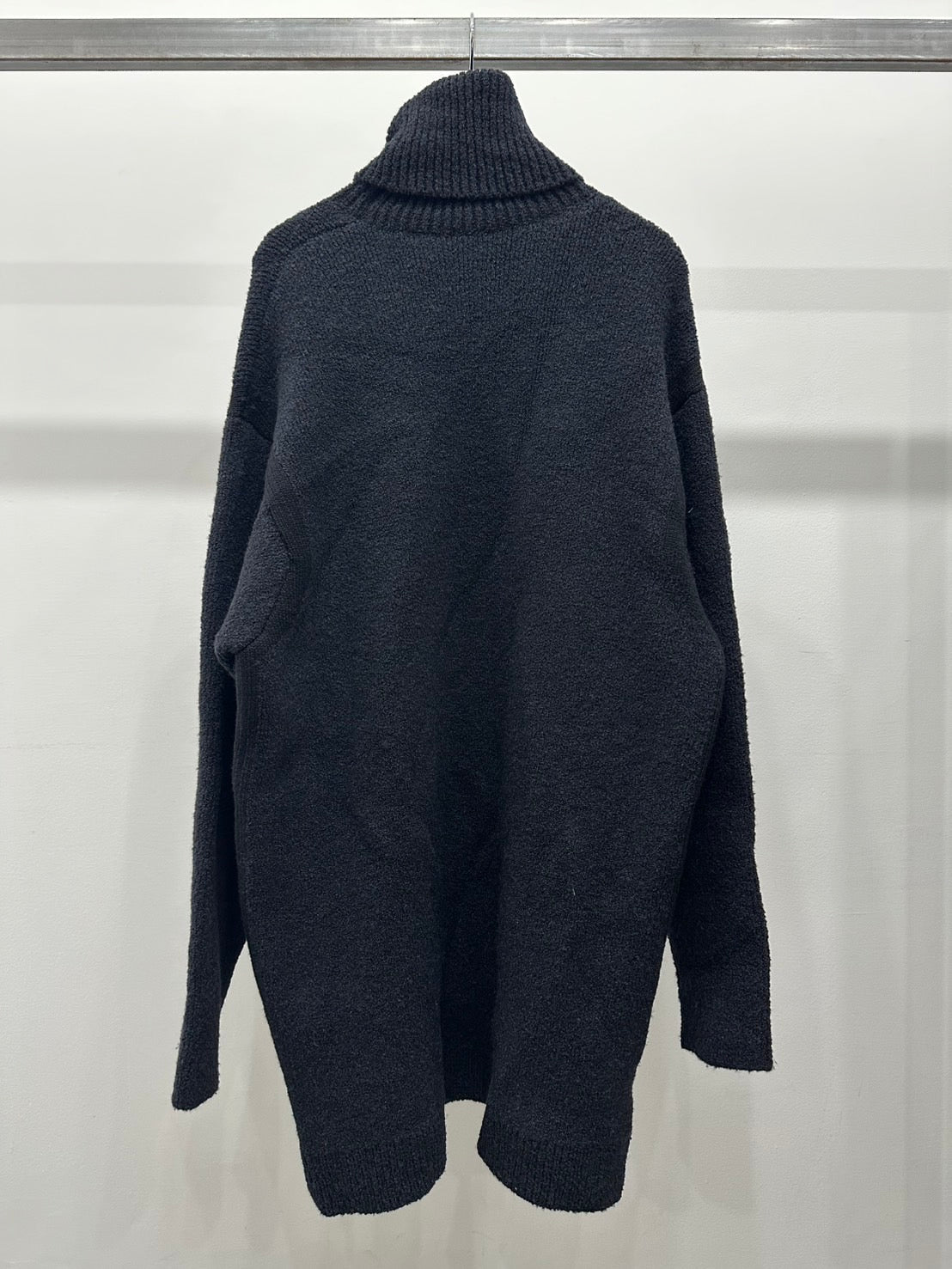 Off White オーバーサイズロング丈タートルネックニット