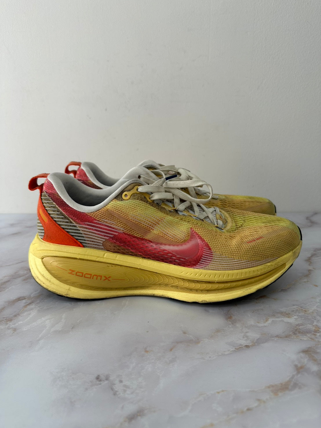 NIKE IH3576-999 Vomero 18 SE ボメロスニーカー