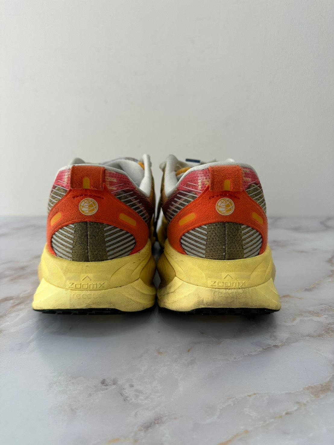 NIKE IH3576-999 Vomero 18 SE ボメロスニーカー