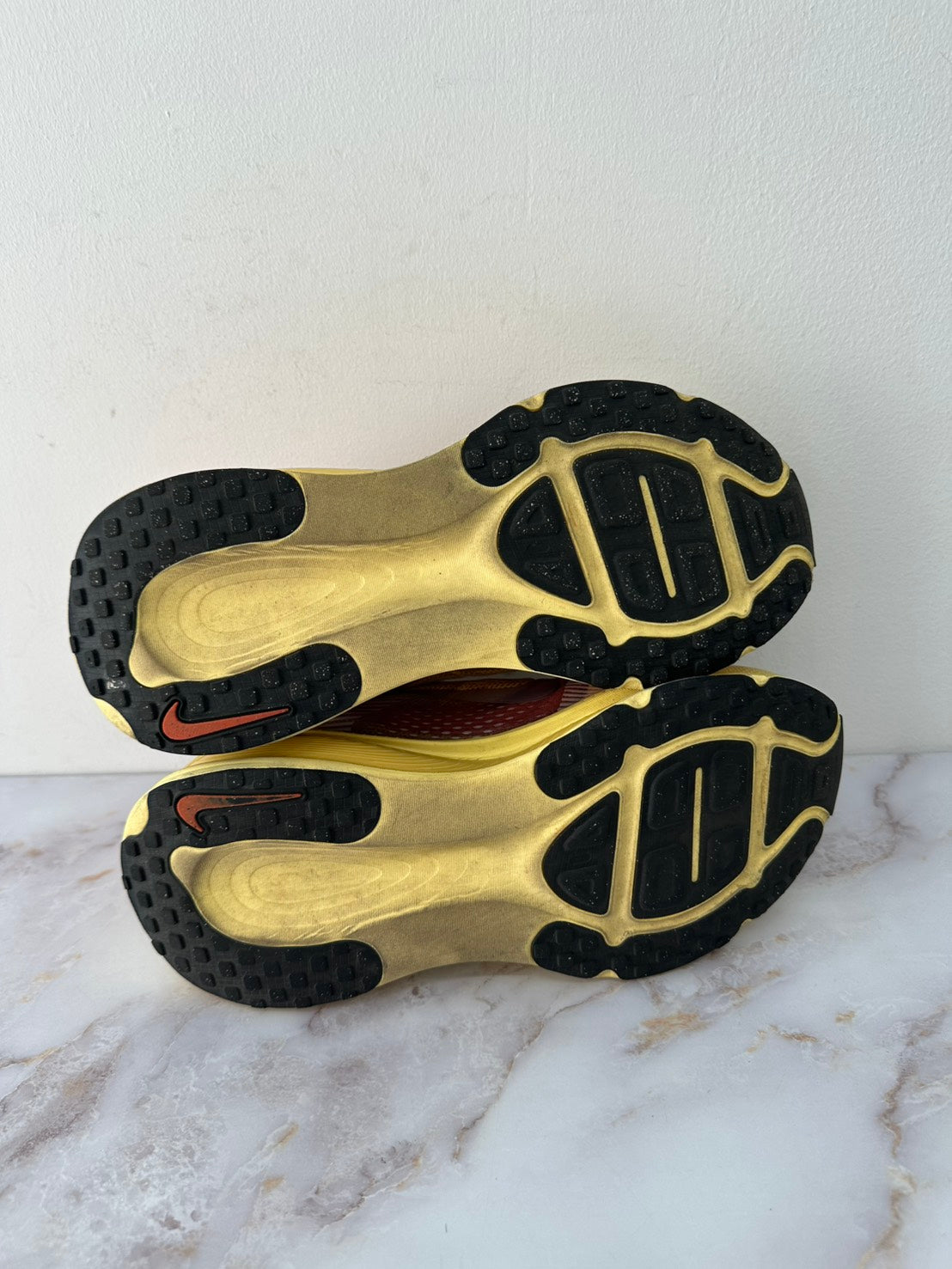 NIKE IH3576-999 Vomero 18 SE ボメロスニーカー