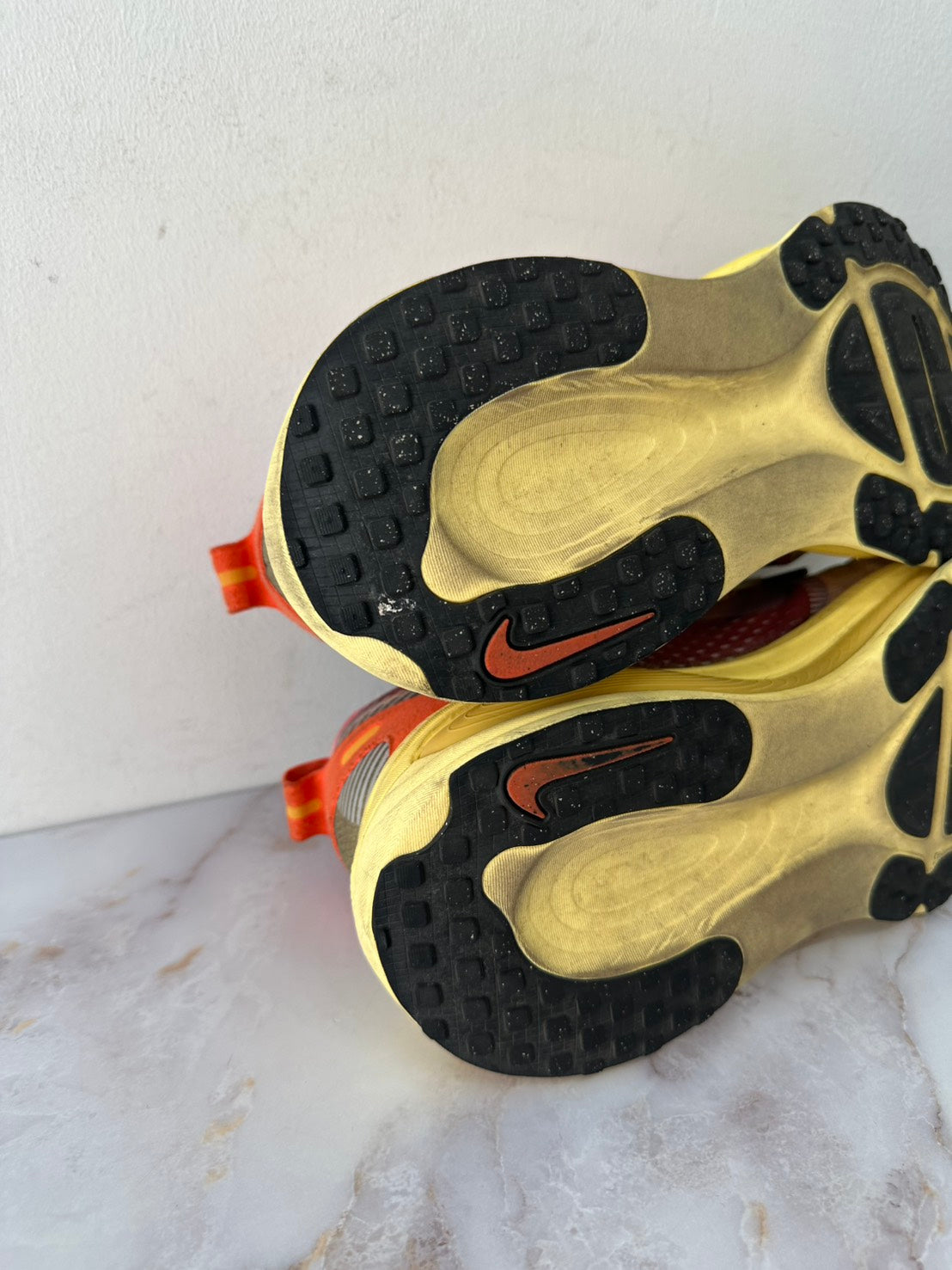 NIKE IH3576-999 Vomero 18 SE ボメロスニーカー