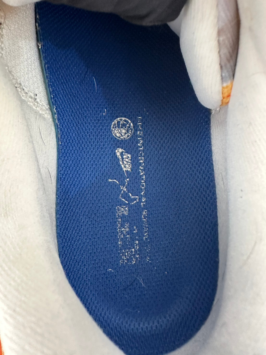 NIKE IH3576-999 Vomero 18 SE ボメロスニーカー