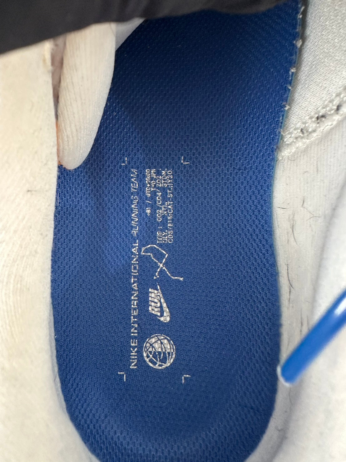 NIKE IH3576-999 Vomero 18 SE ボメロスニーカー