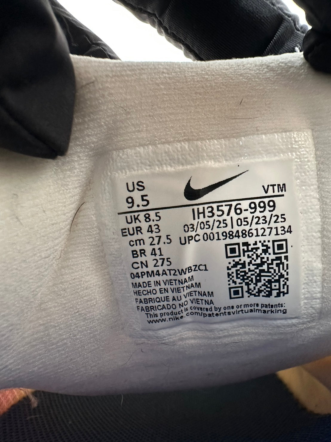 NIKE IH3576-999 Vomero 18 SE ボメロスニーカー